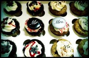 Simple Mr. & Mrs. theme cupcakes (no set-up)